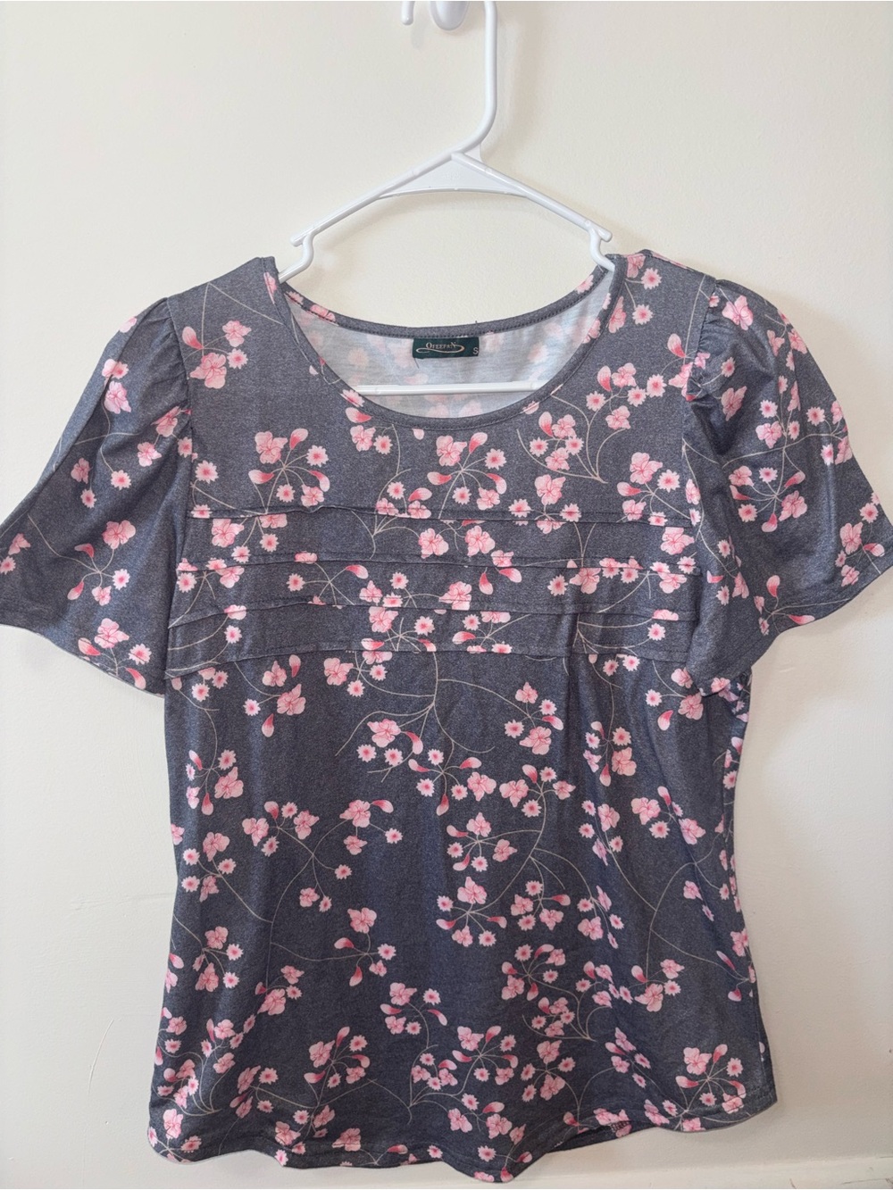 Laura Scott Gray Short Sleeve Floral Tee with Pink Blossoms